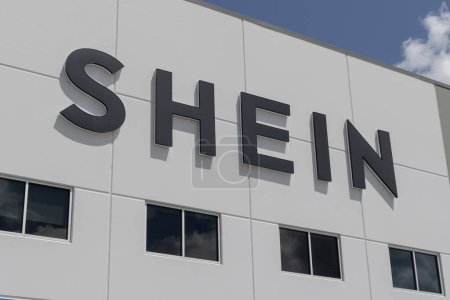 Foto de Whitestown - 30 de julio de 2023: Centro de distribución de comercio electrónico SHEIN. SHEIN es una de las tiendas de moda y accesorios más grandes del mundo. - Imagen libre de derechos