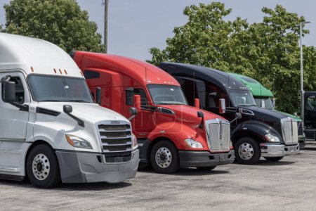 Téléchargez les photos : Indianapolis - 1 août 2023 : Camions d'occasion Freightliner, Kenworth et Volvo Big Rig à vendre. Camions semi-remorques semi-remorques d'occasion sont en forte demande. - en image libre de droit