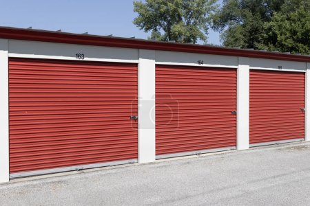 Téléchargez les photos : Garage libre-service et mini-garages. Les casiers d'entrepôt personnels offrent des options de stockage sûres et sécurisées. - en image libre de droit
