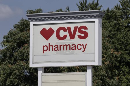 Foto de Logansport - 3 de agosto de 2023: CVS Pharmacy location. CVS Health es una farmacia minorista y gerente de beneficios de farmacia. - Imagen libre de derechos