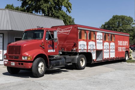 Foto de Galveston - 3 de agosto de 2023: Budweiser beer delivery truck. Bud forma parte de AB InBev, la empresa cervecera más grande del mundo. - Imagen libre de derechos