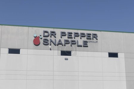 Foto de Indianápolis - 16 de agosto de 2023: Centro de distribución Keurig Dr Pepper, fabricantes de bebidas Keurig, Dr Pepper, Snapple y Bai. - Imagen libre de derechos