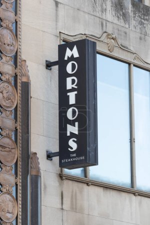Téléchargez les photos : Cincinnati - 1er septembre 2023 : restaurant Morton's The Steakhouse au centre-ville. Morton's est un steakhouse légendaire avec ses origines à Chicago. - en image libre de droit