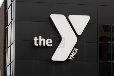 Foto de Kokomo - 30 de agosto de 2023: YMCA of the USA youth and fitness center. YMCA trabaja para llevar la justicia social a los jóvenes y sus comunidades. - Imagen libre de derechos