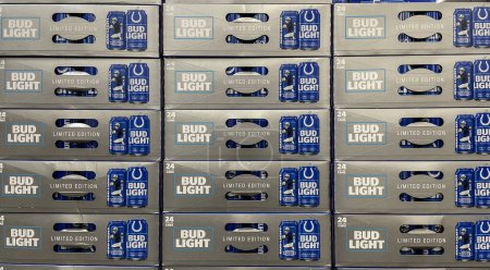 Foto de Indianápolis - 11 de septiembre de 2023: Exhibición de cerveza Bud Light. Budweiser forma parte de AB InBev, la empresa cervecera más grande del mundo. - Imagen libre de derechos
