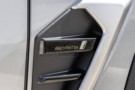 Téléchargez les photos : Lafayette - 15 septembre 2023 : Insigne BMW 'électrifié par moi' sur un véhicule électrique électrique de luxe. BMW propose des modèles hybrides rechargeables et rechargeables PHEV. - en image libre de droit