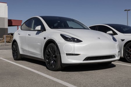 Foto de Indianápolis - 22 de octubre de 2023: Tesla Model Y EV vehículo eléctrico en exhibición en un concesionario. El Tesla Modelo Y es elegible para un crédito tributario de hasta $7,500. - Imagen libre de derechos