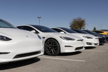 Foto de Indianápolis - 22 de octubre de 2023: Tesla EV exhibición de vehículos eléctricos en un concesionario. Los modelos Tesla incluyen los modelos 3, Y, X y S. - Imagen libre de derechos
