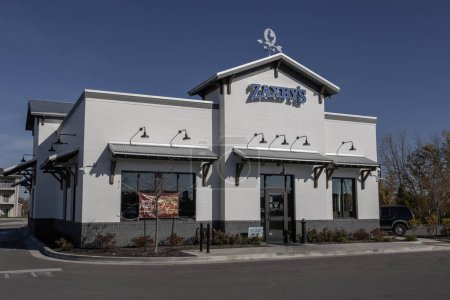 Téléchargez les photos : Avon - novembre 5, 2023 : Zaxby's Chicken restaurant drive thru. Zaxby's compte plus de 900 sites. - en image libre de droit