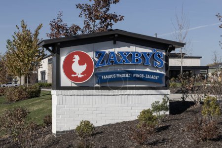 Téléchargez les photos : Avon - novembre 5, 2023 : Zaxby's Chicken restaurant drive thru. Zaxby's compte plus de 900 sites. - en image libre de droit