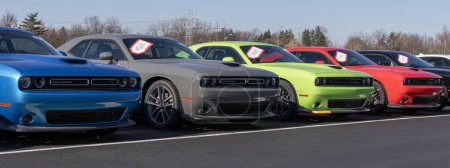 Téléchargez les photos : Indianapolis - 19 novembre 2023 : Dodge Challenger display. Dodge propose le Challenger dans les modèles SXT, GT, R / T et SRT Hellcat. - en image libre de droit