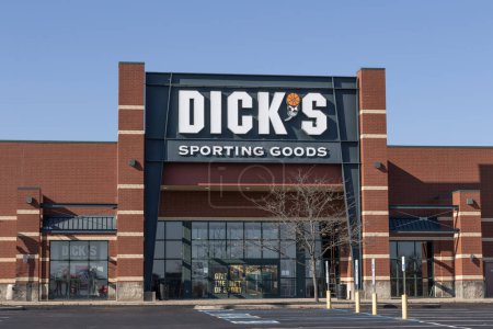 Téléchargez les photos : Mason - November 23, 2023: Dick's Sporting Goods retail location. Dick's Sporting Goods retails athletic apparel, footwear, and equipment for sports. - en image libre de droit