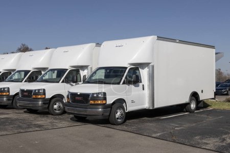 Foto de Cincinnati - 23 de noviembre de 2023: GMC Savana 4500 Cutaway Van with Rockport Box Truck option. GMC también ofrece el Savana 4500 en una furgoneta de servicios públicos. - Imagen libre de derechos