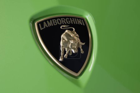 Téléchargez les photos : Indianapolis - décembre 7, 2023 : Lamborghini Urus Base SUV display at a dealership. Lamborghini propose également les modèles Urus Performante. Mon : 2021 - en image libre de droit