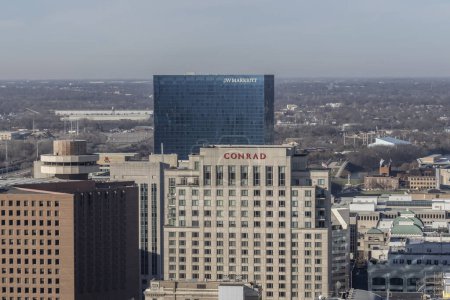 Foto de Indianápolis - 13 de diciembre de 2023: Conrad Indianapolis Hilton and the JW Marriott Hotels. El Hilton y Marriott son dos hoteles de gama alta en el centro de la ciudad. - Imagen libre de derechos