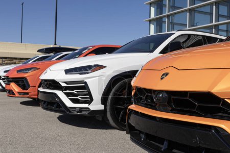 Téléchargez les photos : Indianapolis - février 11, 2024 : Lamborghini Urus SUV display at a dealership. Lamborghini propose également les modèles Urus Performante. Mon : 2022 - en image libre de droit