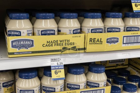 Téléchargez les photos : Lafayette - 12 mars 2024 : Exposition de mayonnaise Hellman dans une épicerie. Hellmans et Best Foods Le prix de la mayonnaise est un indicateur d'une inflation élevée. - en image libre de droit