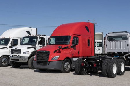 Foto de Indianápolis - 20 de marzo de 2024: Freightliner Semi Tractor Trailer Big Rig Trucks se alinearon para la venta. Freightliner es propiedad de Daimler Trucks. - Imagen libre de derechos