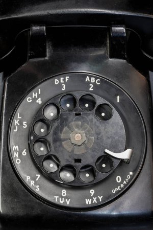 Foto de Teléfono antiguo con un dial giratorio. Antes de los teléfonos celulares, la gente tenía que marcar números de teléfono en un ruidoso dial giratorio. - Imagen libre de derechos