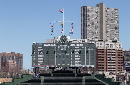 Téléchargez les photos : Chicago - Avril 6, 2024 : Wrigley Field tableau de bord de terrain du centre dans les gradins des Cubs de Chicago. Le tableau de bord Wrigley Field est actionné manuellement. - en image libre de droit