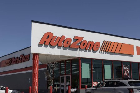 Téléchargez les photos : Indianapolis - 13 avril 2024 : AutoZone Retail Store. AutoZone est un détaillant et distributeur de pièces automobiles. - en image libre de droit