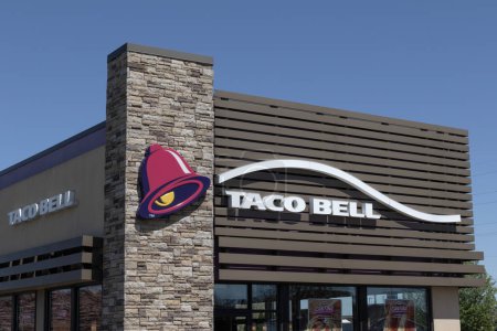 Foto de Indianápolis - 13 de abril de 2024: Taco Bell Retail Fast Food Location. Taco Bell es una subsidiaria de Yum! Marcas. - Imagen libre de derechos