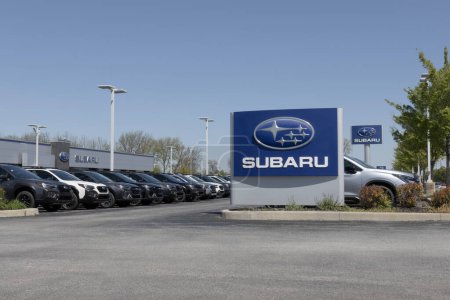 Téléchargez les photos : Lafayette - April 25, 2024: Subaru SUV and car dealership. Subaru offers the Crosstrek, Forester, Impreza, Outback, WRX, Ascent, and Solterra models. - en image libre de droit