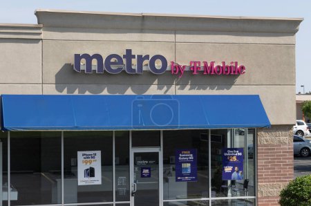 Foto de Logansport - 2 de mayo de 2024: Metro by T-Mobile cell phone store. Metro by T-Mobile es un proveedor de servicios móviles e inalámbricos virtuales de prepago. - Imagen libre de derechos