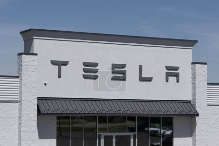 Foto de Moraine - 31 de mayo de 2024: Tesla EV electric vehicle Service Center. Los modelos Tesla incluyen los modelos 3, Y, X, S y Cybertruck. - Imagen libre de derechos