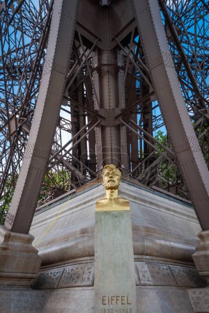Foto de París, Francia, 07 de julio de 2009 - El busto de Gustave Eiffel, arquitecto de la torre Eiffel bajo la famosa estructura metálica - Imagen libre de derechos