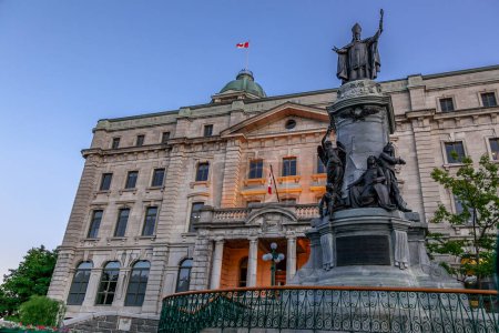 Historisches Postgebäude mit der Statue von Francois Xavier de Montmorency Laval, dem ersten Bischof von Quebec in Quebec City, Kanada