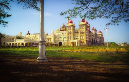 Mysore oder Mysuru Palace, der am zweithäufigsten besuchte Ort Indiens, ist ein Leuchtfeuer majestätischen Vermächtnisses und großartiger Architektur. 