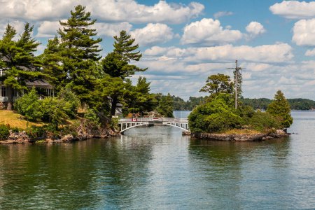 Vue en Ontario, Canada des Mille-Îles avec chalet sur la rivière, le pont et la nature environnante un après-midi d'été