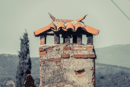 Téléchargez les photos : Ancienne cheminée à tasse conçue pour empêcher les raids de fumée dans le village de Sirince izmir dinde - en image libre de droit