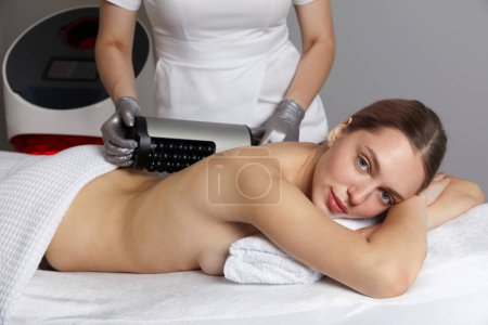Téléchargez les photos : Endosphere therapy of female body by a cosmetologist in beauty salon - en image libre de droit