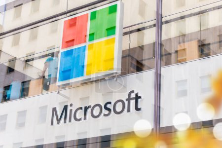 Téléchargez les photos : NEW YORK, États-Unis - 15 MAI 2019 : Microsoft Store à Manhattan. Microsoft est le plus grand fabricant mondial de logiciels dominant dans les systèmes d'exploitation PC, applications de bureau et le marché des navigateurs Web
. - en image libre de droit