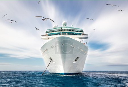 Téléchargez les photos : Cruise ship in the blue ocean with seagull and blured sky - en image libre de droit