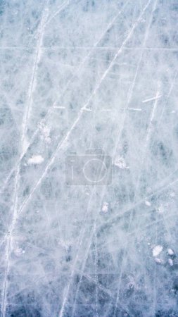 Fond de glace avec des marques de patinage et de hockey. texture bleue
