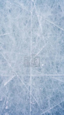 Eishintergrund mit Spuren aus Eislaufen und Eishockey. blaue Textur