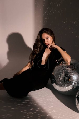 Foto de Foto de moda de la hermosa mujer embarazada con el pelo oscuro en ropa elegante posando en el estudio - Imagen libre de derechos