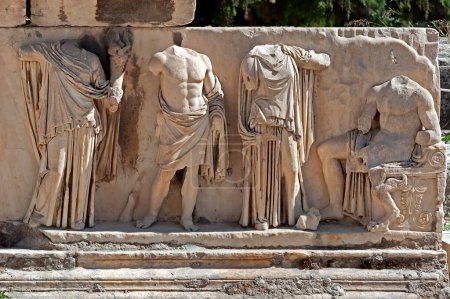 Foto de Fragmento del relieve del Teatro de Dionisio Eleuterio, Atenas, Grecia - Imagen libre de derechos