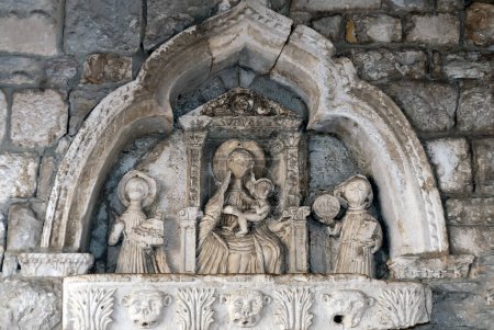 Foto de Escena del siglo XV de Madonna and Child flanqueada por San Trifón y San Bernardo en la entrada a través de la Puerta del Mar al casco antiguo de Kotor, Montenegro - Imagen libre de derechos