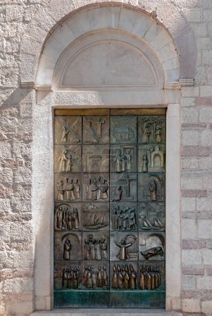 Foto de Puerta adornada de baldosas de una catedral en Montenegro - Imagen libre de derechos