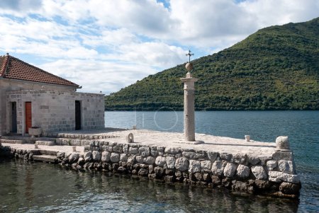Foto de Columna en el muelle de la isla Nuestra Señora de las Rocas en la bahía de Kotor, Montenegro - Imagen libre de derechos