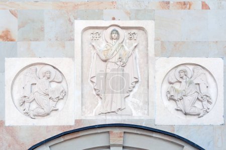 Téléchargez les photos : Mère Marie et anges décorations en pierre sur le mur du monastère Archange-Mikhaïlovski Zverinetsky à Kiev, Ukraine - en image libre de droit