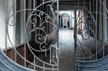 Foto de Una puerta abierta de hierro forjado con cerradura encadenada - Imagen libre de derechos