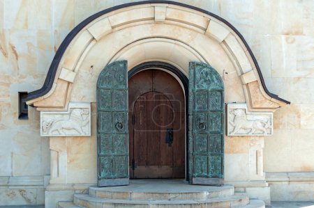 Téléchargez les photos : Entrée de la cathédrale du monastère Archange-Mikhaïlovski Zverinetsky à Kiev, Ukraine - en image libre de droit