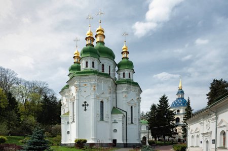 Téléchargez les photos : Cathédrale Saint-Georges dans le monastère médiéval de Vydubychi, Kiev, Ukraine. - en image libre de droit
