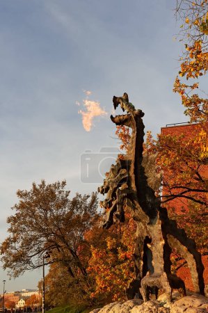 Téléchargez les photos : Wawel Dragon souffle le feu à Cracovie Pologne - en image libre de droit