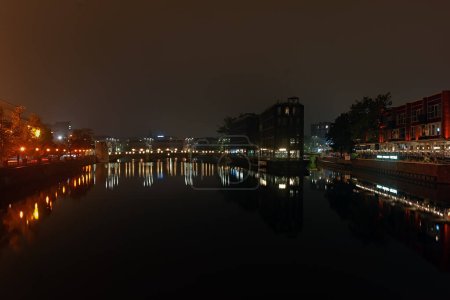 Téléchargez les photos : Vue de nuit sur la rivière Oder à Wroclaw, Pologne - en image libre de droit